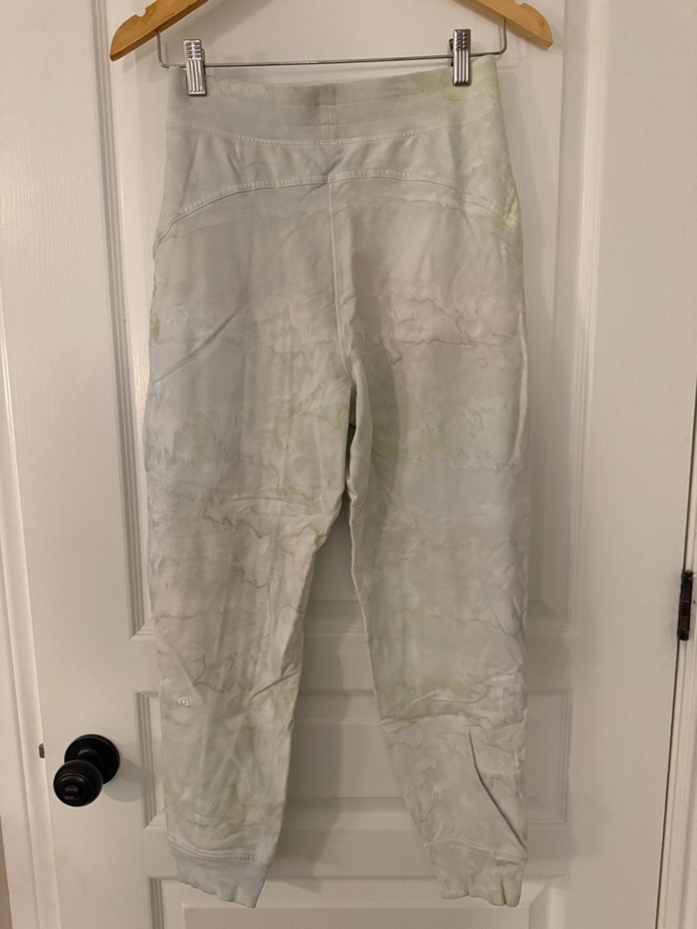 Lululemon LA Sweat Pant 26” Watercolor, no size tag, but fits a size 6 - Picture 7 of 8